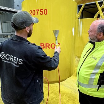 Durchführung eines Porentests auf einem beschichteten Hochdruckbauteil durch GREIS und GNS.