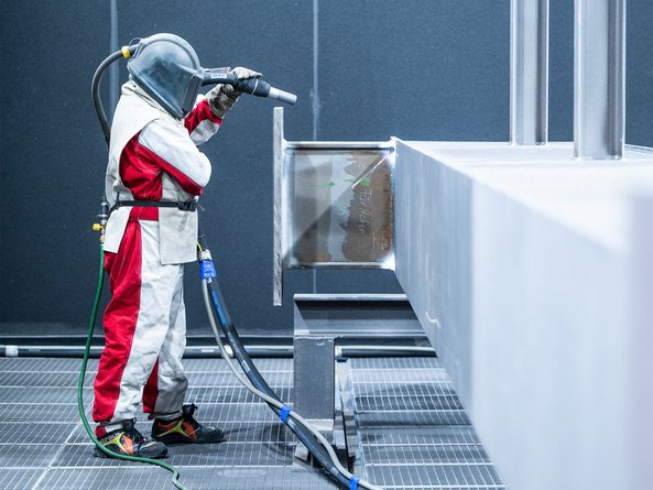 [Translate to English:] Industrielle Oberflächenbeschichtung – Applikation durch Fachpersonal