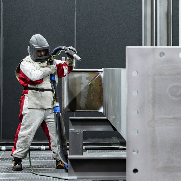 Mitarbeiter von Greis Beschichtungstechnik bei der Oberflächenbeschichtung eines Industriebauteils